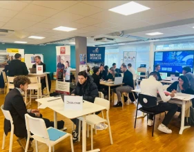 Des apprentis de l'École Énergie Tech descendent des escaliers en discutant de leurs expériences durant les cours